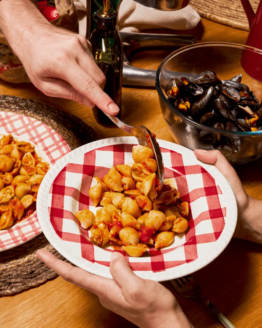 Une recette gourmande de coquillages farcis aux moules, sublimée par une sauce ail rissolé aux saveurs délicatement marines.