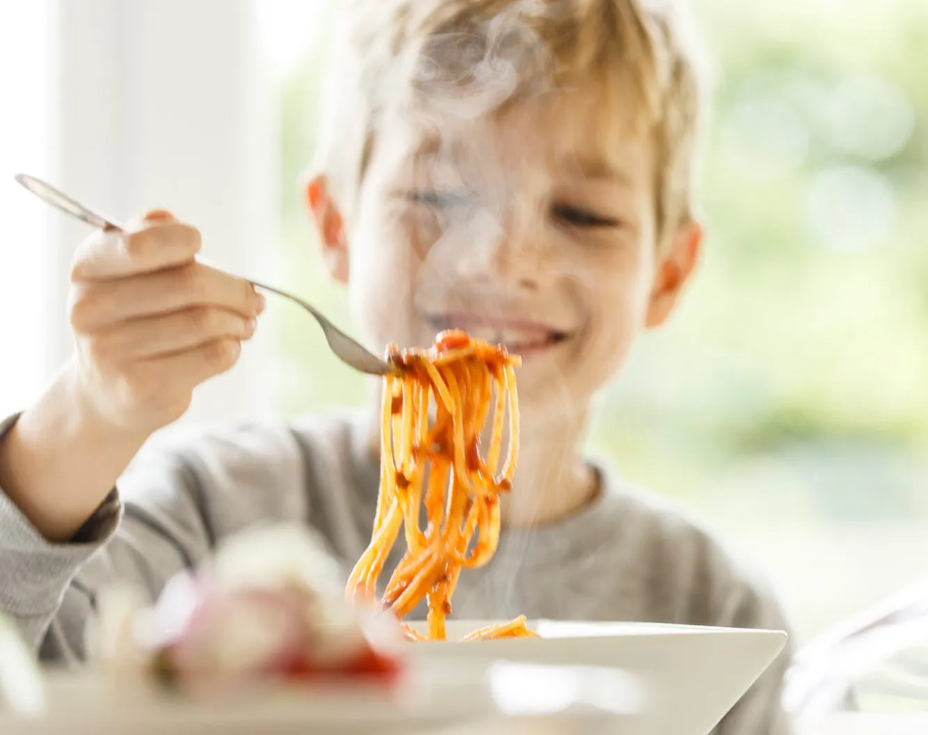 enfant qui mange des pâtes