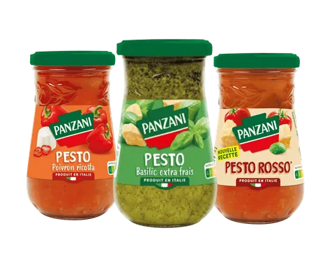 Gros plan sur trois pâtes fusilli Panzani sèches, torsadées et dorées. Texture parfaite pour la sauce.