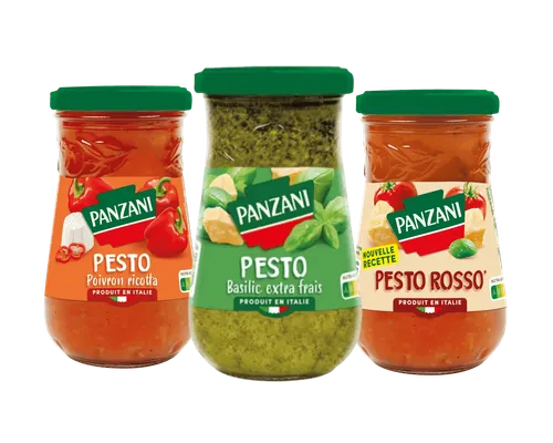 Gros plan sur trois pâtes fusilli Panzani sèches, torsadées et dorées. Texture parfaite pour la sauce.