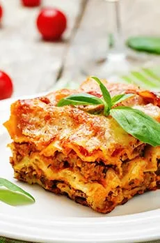 Assiette de lasagnes expresses Panzani, un plat italien rapide et savoureux, idéal pour les repas pressés.