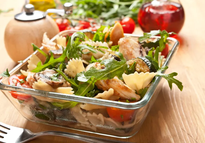 Saladier de salade de farfalle Panzani au poulet, roquette, champignons et tomates cerises.