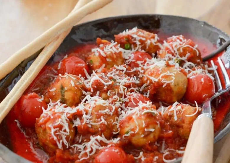 Assiette de gnocchis aux tomates cerises, billes de mozzarella, basilic et sauce crémeuse.
