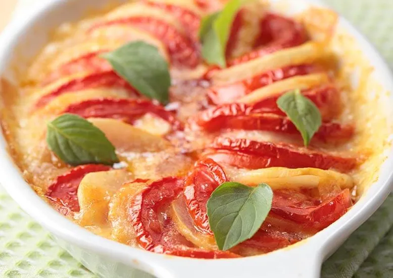 Assiette de linguine à la sauce tomate, parmesan râpé et roquette.