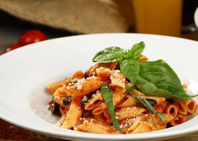 Recette de penne Panzani au pesto, un plat italien simple, rapide et parfumé, idéal été comme hiver.