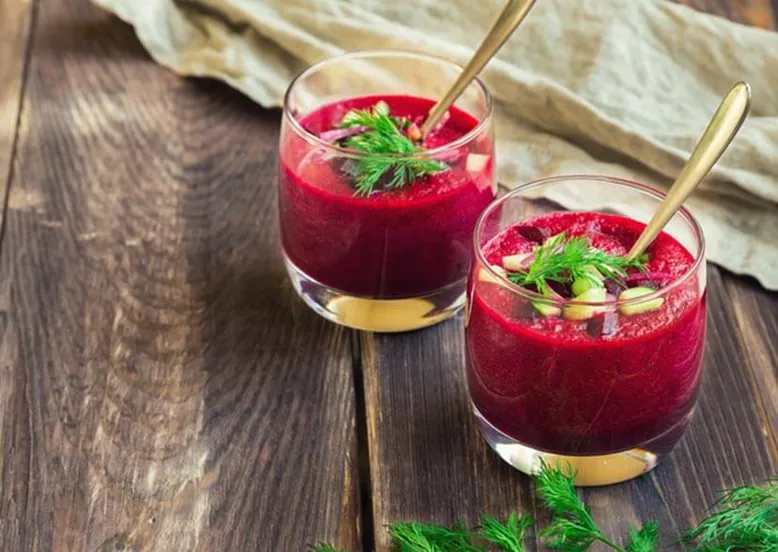 Deux verres de gaspacho de betterave à l'aneth et concombre.