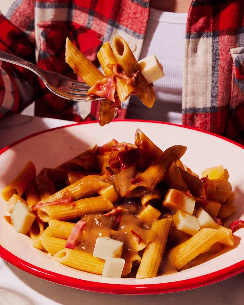 Une recette généreuse de penne façon poutine, sublimée par un lard fumé croustillant et une sauce brune maison aux saveurs profondes et réconfortantes.