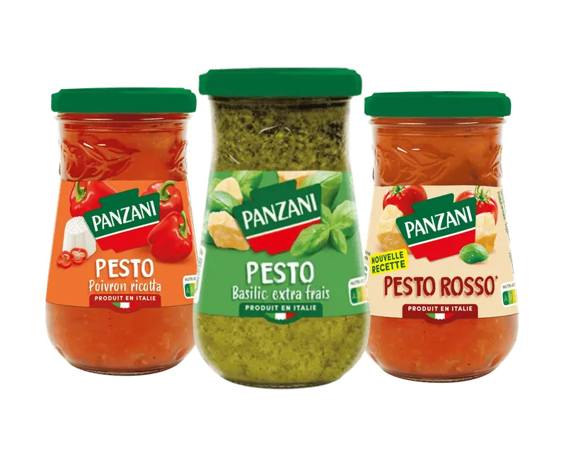 Gros plan sur trois pâtes fusilli Panzani sèches, torsadées et dorées. Texture parfaite pour la sauce.