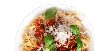 Plat de pâte avec sa délicieuse sauce à la tomate et basilic.